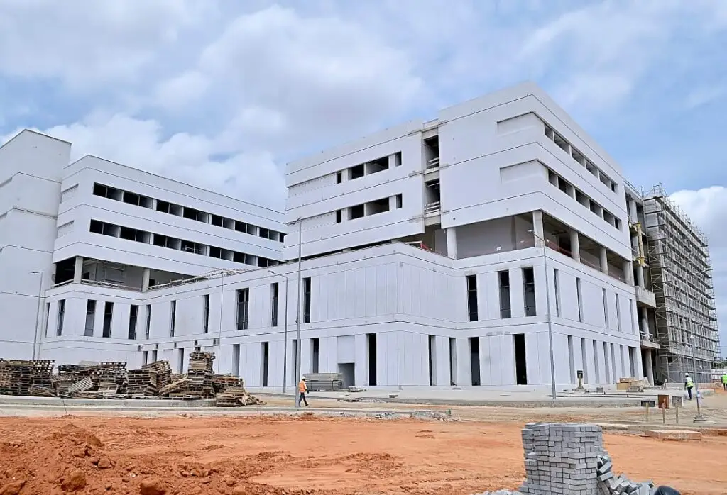 Ministra da Saúde avalia obras de unidades hospitalares em Luanda