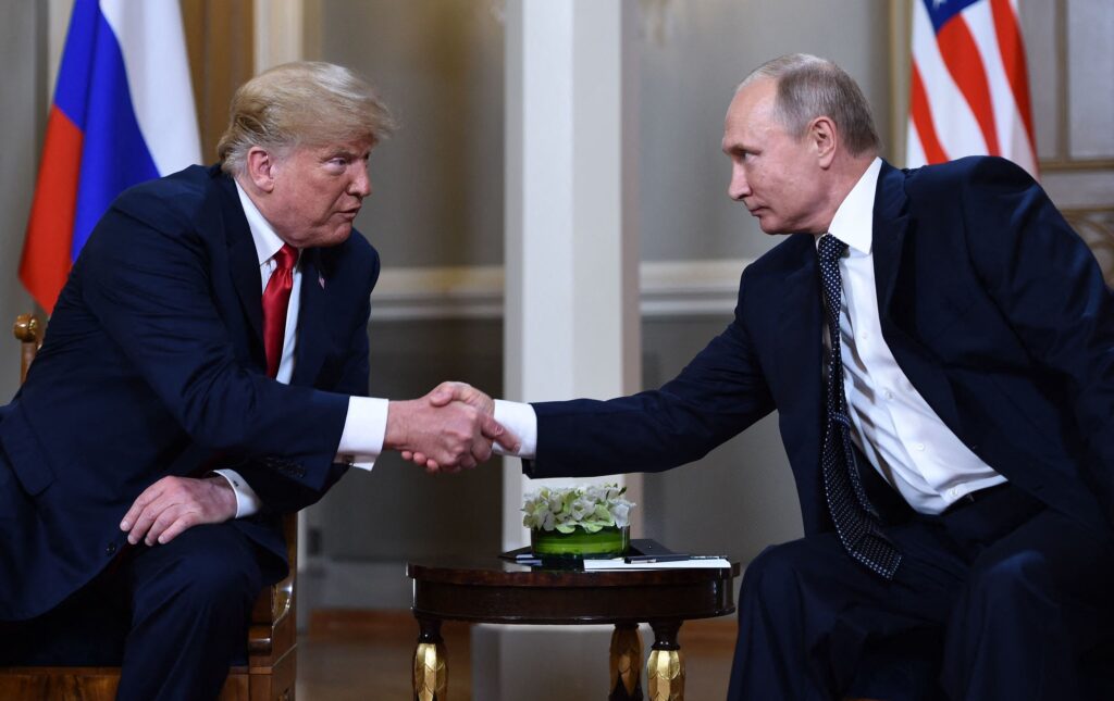 Trump e Putin fazendo um acordo
