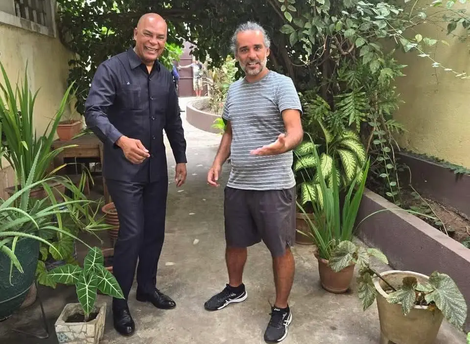 ANGOLA EM TRANSIÇÃO. CON-TENÇÃO POLÍTICA, CRISE INSTI-TUCIONAL E DESAFIOS DA LEGI-TIMIDADE DEMOCRÁTICA