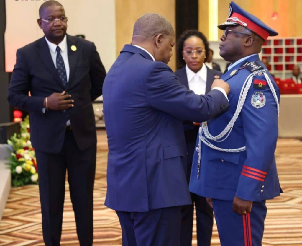 Presidente da República Condecora Membros da Polícia Nacional no 50.º Aniversário da Corporação