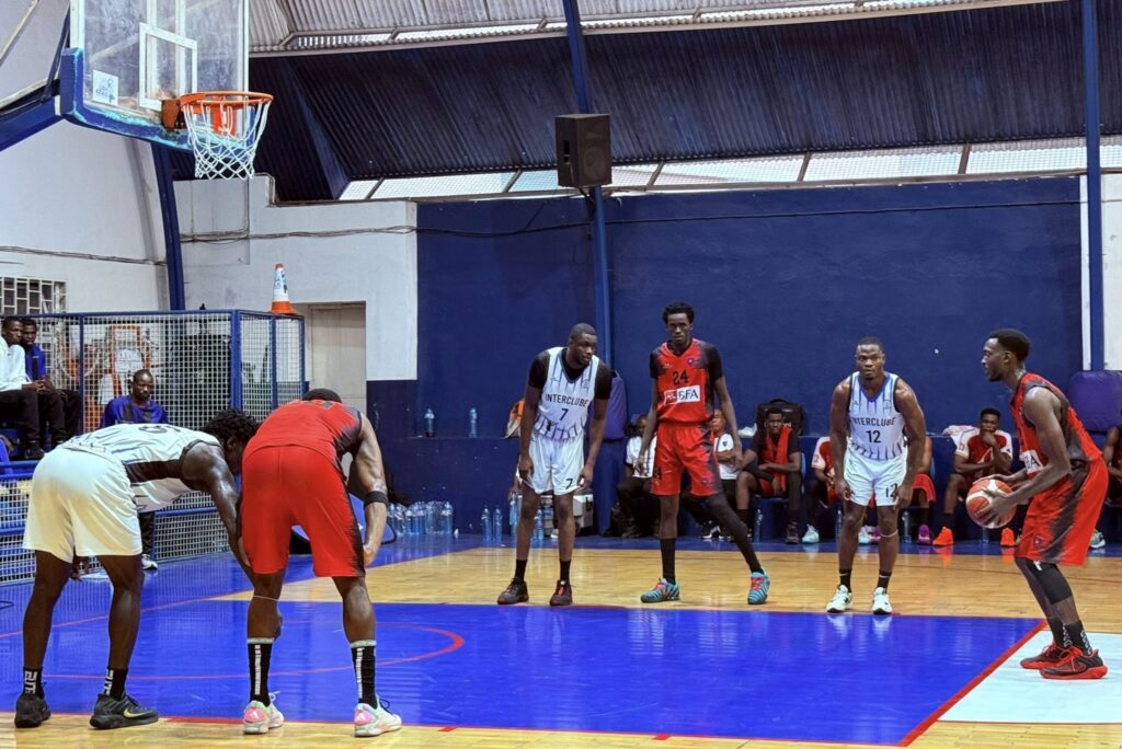 Vitória apertada mantém 1.º de Agosto na luta pelos primeiros lugares