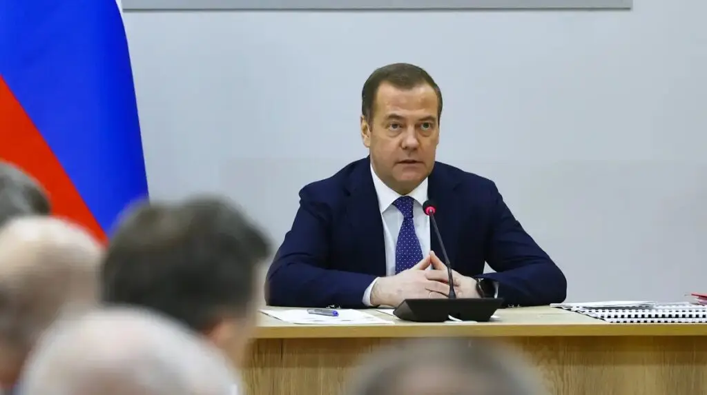 Medvedev frustra expectativas liberais enquanto permanece ao lado de Putin