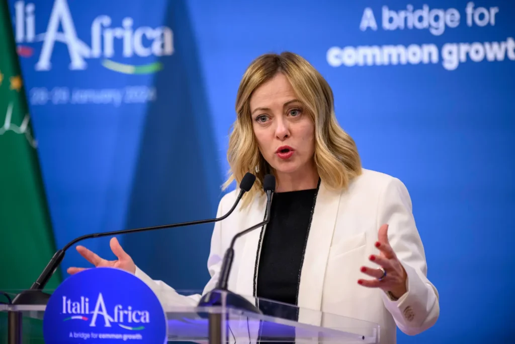 Primeira-Ministra Italiana Giorgia Meloni Critica Líderes Africanos sobre Crise de Emigração de Jovens