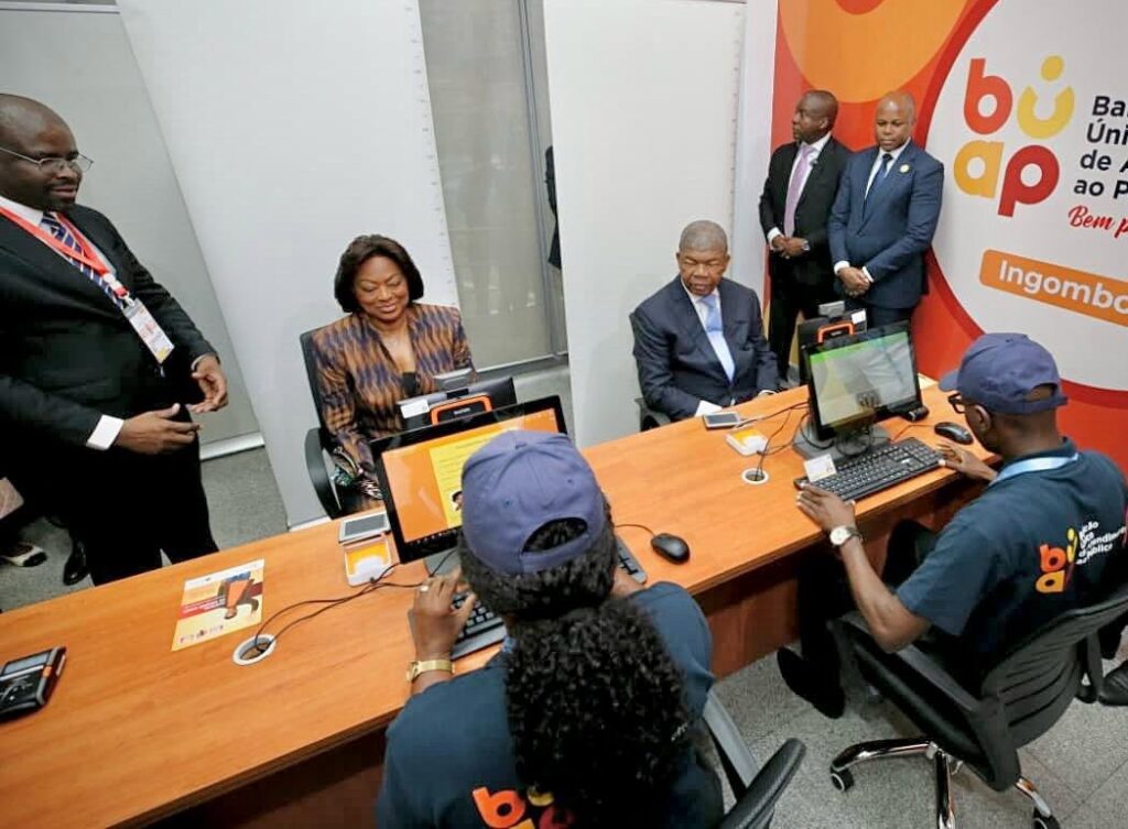 Casal Presidencial actualiza registo eleitoral