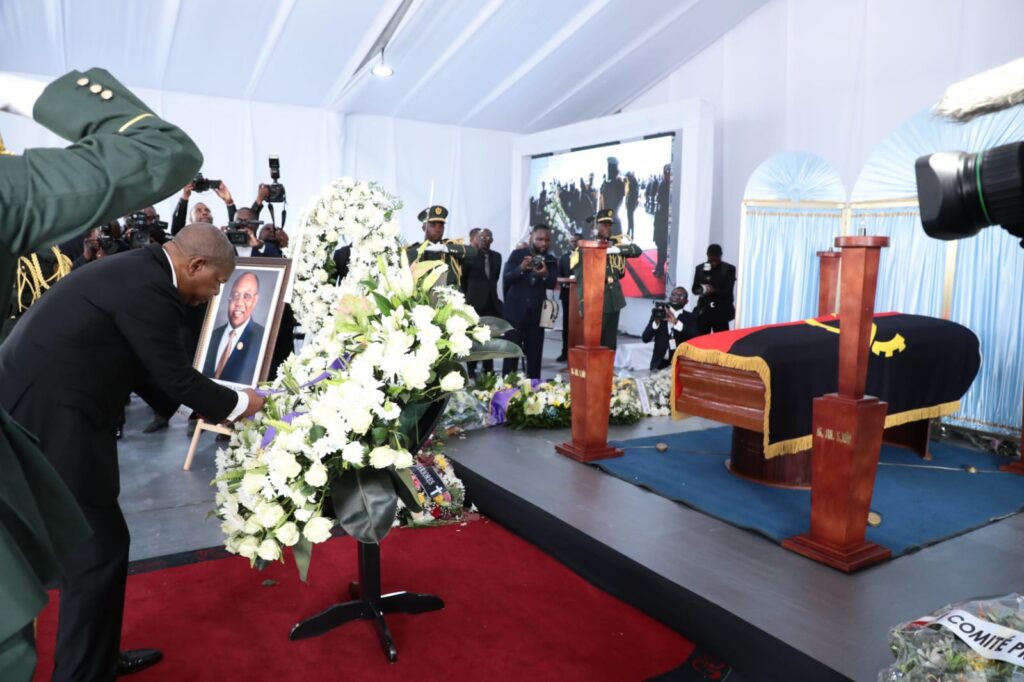 Manuel Augusto Vai a Enterrar sob Forte Comoção e Homenagens em Luanda