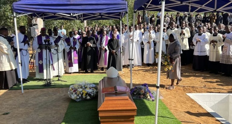 Dom Zacarias Kamwenho Sepultado na Huíla e Deixa Legado de Paz para Angola