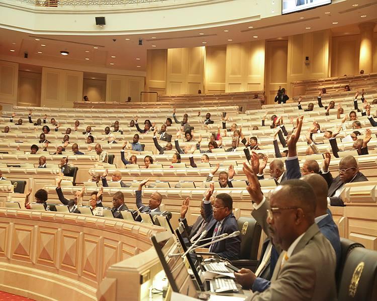 Parlamento inicia debate sobre imposto que pode abranger zungueiras, taxistas e mixeiros